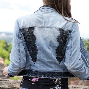 Veste en jean customisée dentelle noire