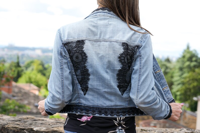 Veste en jean customisée dentelle noire