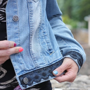 Veste en jean customisée dentelle noire