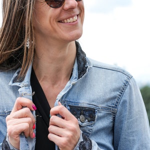 Veste en jean customisée dentelle noire
