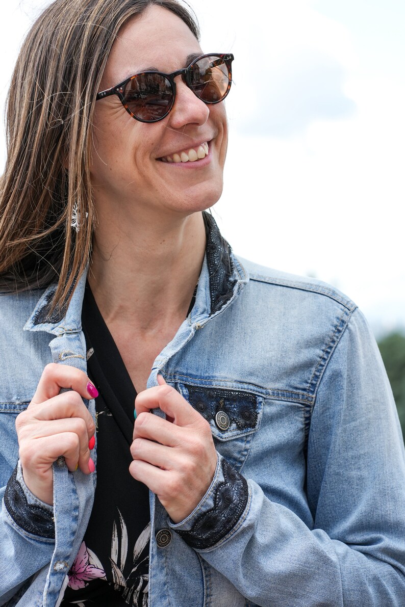 Veste en jean customisée dentelle noire