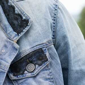 Veste en jean customisée dentelle noire