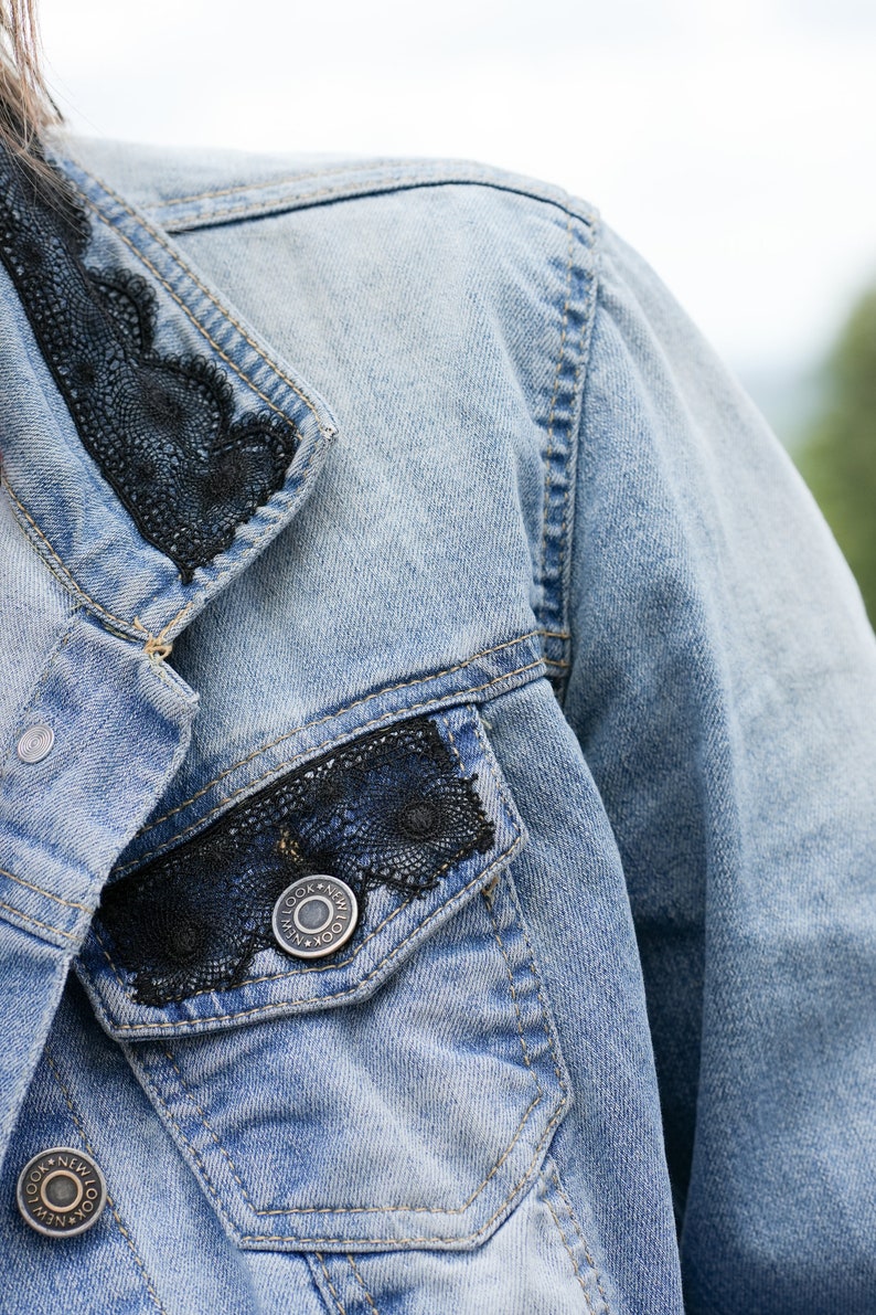 Veste en jean customisée dentelle noire