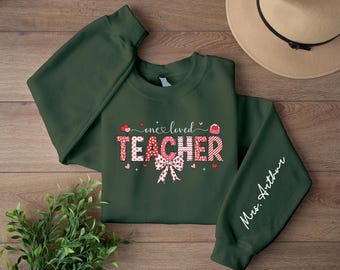 Sudadera de San Valentín para maestra, jersey con lazo estampado, suéter retro de cuello redondo con texto "Loved Teacher", suéter de San Valentín, regalos para ella