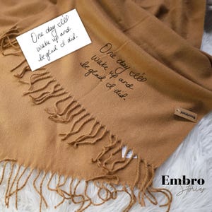 カスタム手書き刺繍スカーフ、タッセル付きパーソナライズクリスマスロングスカーフ、手書きの冬用スカーフ、彼女へのクリスマスプレゼント