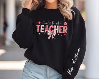 Sudadera de San Valentín para maestra, jersey con lazo estampado, suéter retro de cuello redondo con texto "Loved Teacher", suéter de San Valentín, regalos para ella