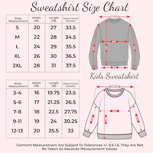 Puede incluir: Una tabla de tallas de sudaderas con medidas en pulgadas para tallas de adulto y ni&ntilde;o. La tabla detalla las medidas de ancho, largo y centro de la manga trasera. El texto dice "Sweatshirt Size Chart" y "Kids Sweatshirt".