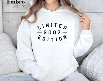 Pode incluir: Camisola de moletom branca com capuz com o texto "LIMITED - 2007 - EDITION" em preto.