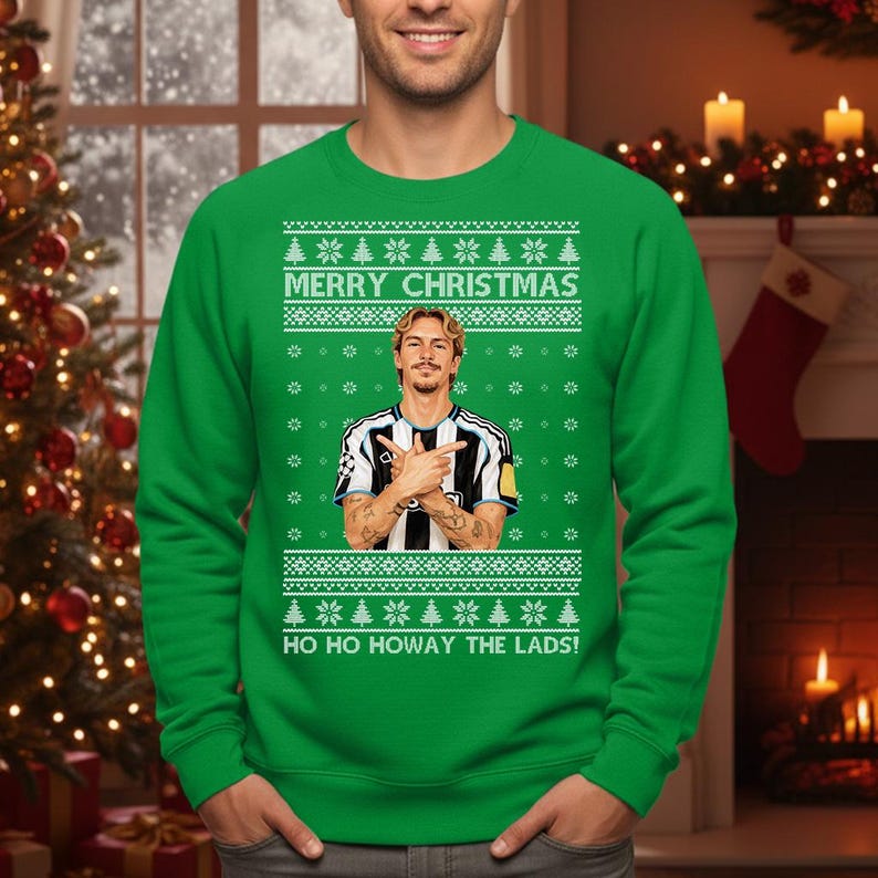 Puede incluir: Jersey navide&ntilde;o verde con el texto "MERRY CHRISTMAS" y "HO HO HOWAY THE LADS!". El jersey presenta un gr&aacute;fico de una persona con una camiseta a rayas blancas y negras. El jersey tiene un dise&ntilde;o festivo con copos de nieve y &aacute;rboles de Navidad.