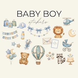 Op de afbeelding: Een verzameling stickers met het label BABY BOY stickers met illustraties van een teddybeer, heteluchtballon, leeuw, wasbeer, kinderwagen, helikopter, maan, sterren, cadeauzakjes, een honkbalpet en een taart in blauwe en beige tinten.