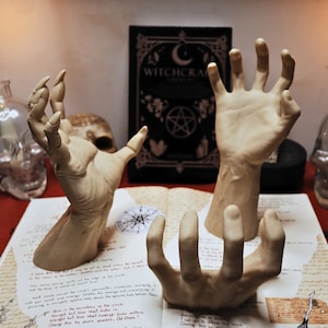 Des mains suspendues effrayantes, des mains de diable d'Halloween avec un style effrayant. Décoration hantée pour Halloween, décoration effrayante pour les fêtes ou l'invocation d'une sorcière