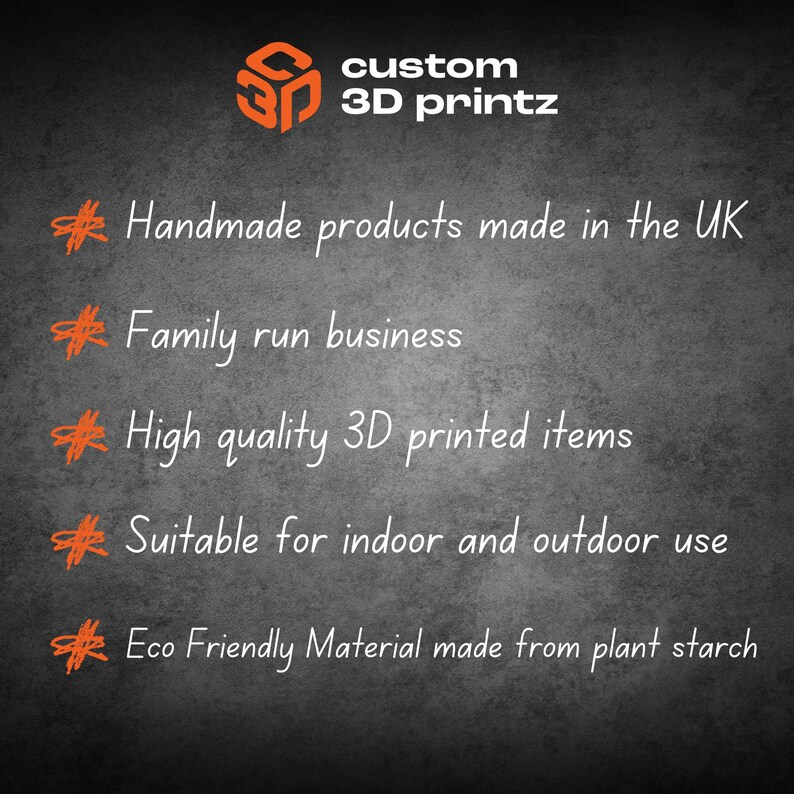 Peut inclure: L'image pr&eacute;sente le logo et le texte de Custom 3D Printz sur un fond gris fonc&eacute;. Le texte met en avant des produits faits &agrave; la main au Royaume-Uni, une entreprise familiale, des articles imprim&eacute;s en 3D de haute qualit&eacute;, adapt&eacute;s &agrave; l'int&eacute;rieur et &agrave; l'ext&eacute;rieur, et un mat&eacute;riau &eacute;cologique.