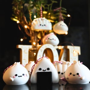 Jolie décoration kawaii avec des boulettes de pâte, jolies boules de Noël, décoration suspendue pour Noël, petits pains bao dim sum pour une décoration mignonne. imprimé en 3D