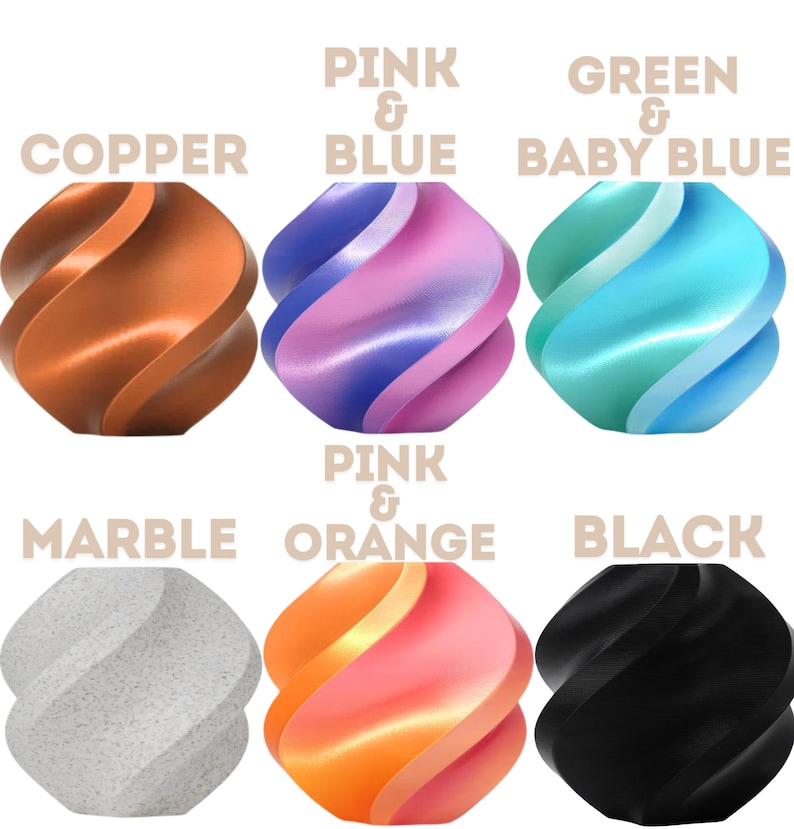 Puede incluir: Seis objetos impresos en 3D de diferentes colores. Los colores son cobre, rosa y azul, verde y azul beb&eacute;, m&aacute;rmol, rosa y naranja, y negro.