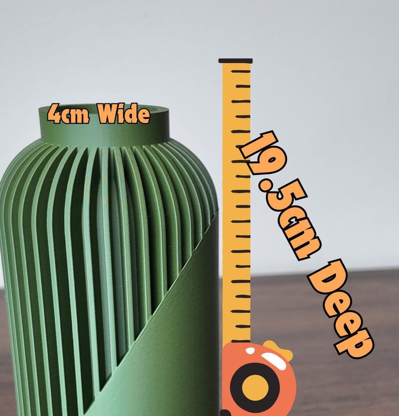 Peut inclure: Un vase vert nervur&eacute;, de 4 cm de large et 19,5 cm de profondeur, est pr&eacute;sent&eacute; &agrave; c&ocirc;t&eacute; d'un m&egrave;tre ruban. Le vase pr&eacute;sente un design textur&eacute; unique. L'image est bien &eacute;clair&eacute;e, mettant en valeur les d&eacute;tails du vase et les &eacute;tiquettes de mesure.