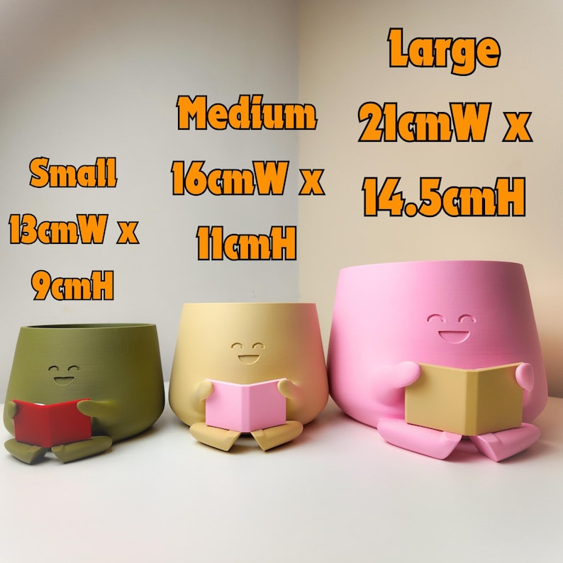 Puede incluir: Tres macetas de cer&aacute;mica de colores con forma de personajes de dibujos animados leyendo libros. Las macetas son de tres tama&ntilde;os: peque&ntilde;a (13 cm de ancho x 9 cm de alto), mediana (16 cm de ancho x 11 cm de alto) y grande (21 cm de ancho x 14,5 cm de alto).