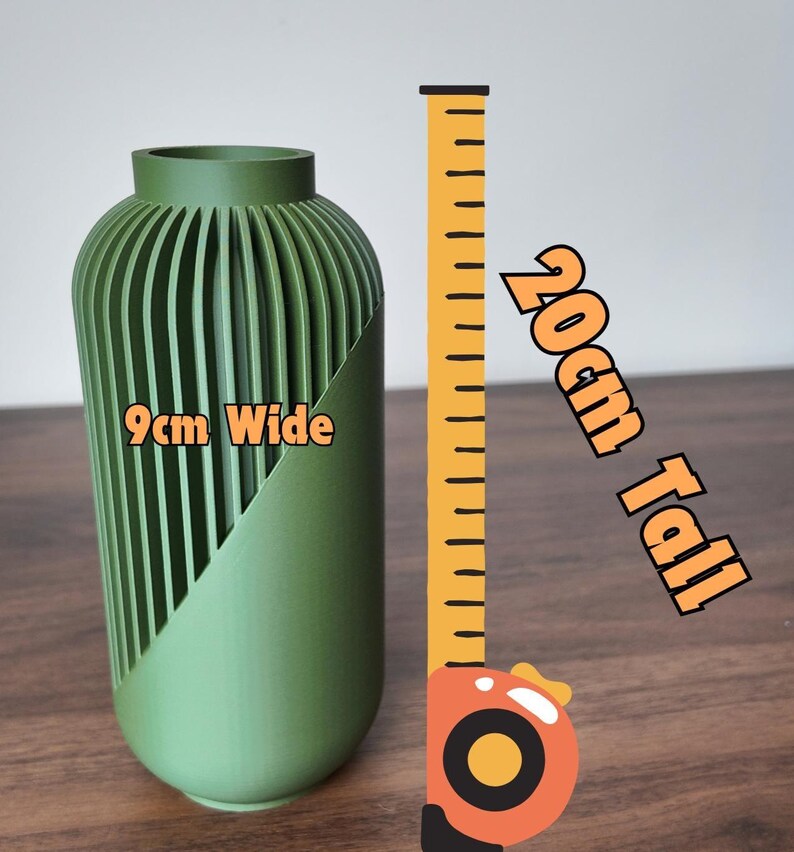 Peut inclure: Un vase vert avec un design c&ocirc;tel&eacute; unique, de 9 cm de large et 20 cm de haut. Le vase a une forme lisse et incurv&eacute;e et une coupe diagonale sur un c&ocirc;t&eacute;. Le texte "9cm Wide" et "20cm Tall" sont visibles.