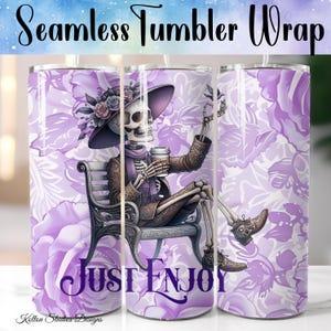 Puede incluir: Envoltura de vaso sin costuras con un esqueleto con sombrero y bufanda, sentado en un banco, sosteniendo una taza de café. El diseño incluye el texto "Just Enjoy" sobre un fondo de patrones florales morados.