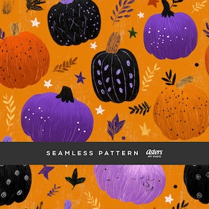 Op de afbeelding: Naadloos patroon met oranje, paarse en zwarte pompoenen, bladeren en sterren op een oranje achtergrond. De tekst "SEAMLESS PATTERN" is wit. Het ontwerp is van Asters Art Studio.