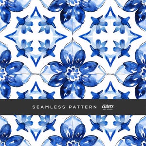 Op de afbeelding: Naadloos patroon met blauwe aquarel bloemmotieven op een witte achtergrond. Het patroon bevat grote, gestileerde bloemen en geometrische vormen. De tekst "SEAMLESS PATTERN" wordt weergegeven in een zwarte banner.