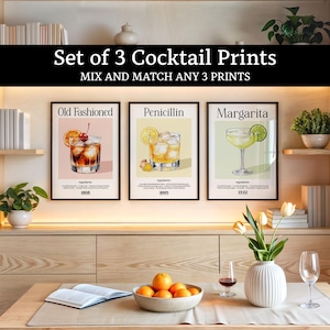 Puede incluir: Conjunto de tres láminas de cócteles enmarcadas, que muestran un Old Fashioned, Penicillin y Margarita. Cada lámina tiene el nombre del cóctel y el año. El texto dice: 'Set of 3 Cocktail Prints' y 'Mix and Match Any 3 Prints'.