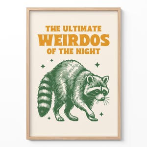 Divertente stampa murale con procione, poster "Ultimate Weirdos", stampa di animali retrò, decorazione con meme di procione, cartello con citazione vintage, regalo minimalista con tema boschivo