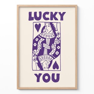 Poster "Lucky You", stampa da parete "Regina di Cuori", stampa di carte da gioco funky, arredamento massimalista, regalo retrò alla moda, cartello da parete con scritta "Girl Teen" in rosa.
