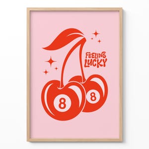Stampa murale "Feeling Lucky", poster Cherry 8 Ball, decorazione per la stanza rosa funky, stampa artistica retrò, regalo trendy per adolescenti, cartello massimalista, galleria d'arte giocosa