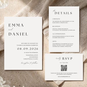 Könnte beinhalten: Ein Set aus drei Hochzeitseinladungskarten mit elegantem schwarzem Text auf cremefarbenem Hintergrund. Die Hauptkarte kündigt die Hochzeit von Emma und Daniel am 08.09.2026 an. Zusätzliche Karten mit Details und RSVP-Informationen.