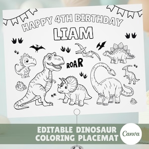 Op de afbeelding: Een zwart-wit kleurplaat met dinosaurus thema met de tekst "HAPPY 4TH BIRTHDAY LIAM". De placemat bevat verschillende dinosaurus illustraties en het woord "ROAR". De onderkant van de placemat luidt "EDITABLE DINOSAUR COLORING PLACEMAT".