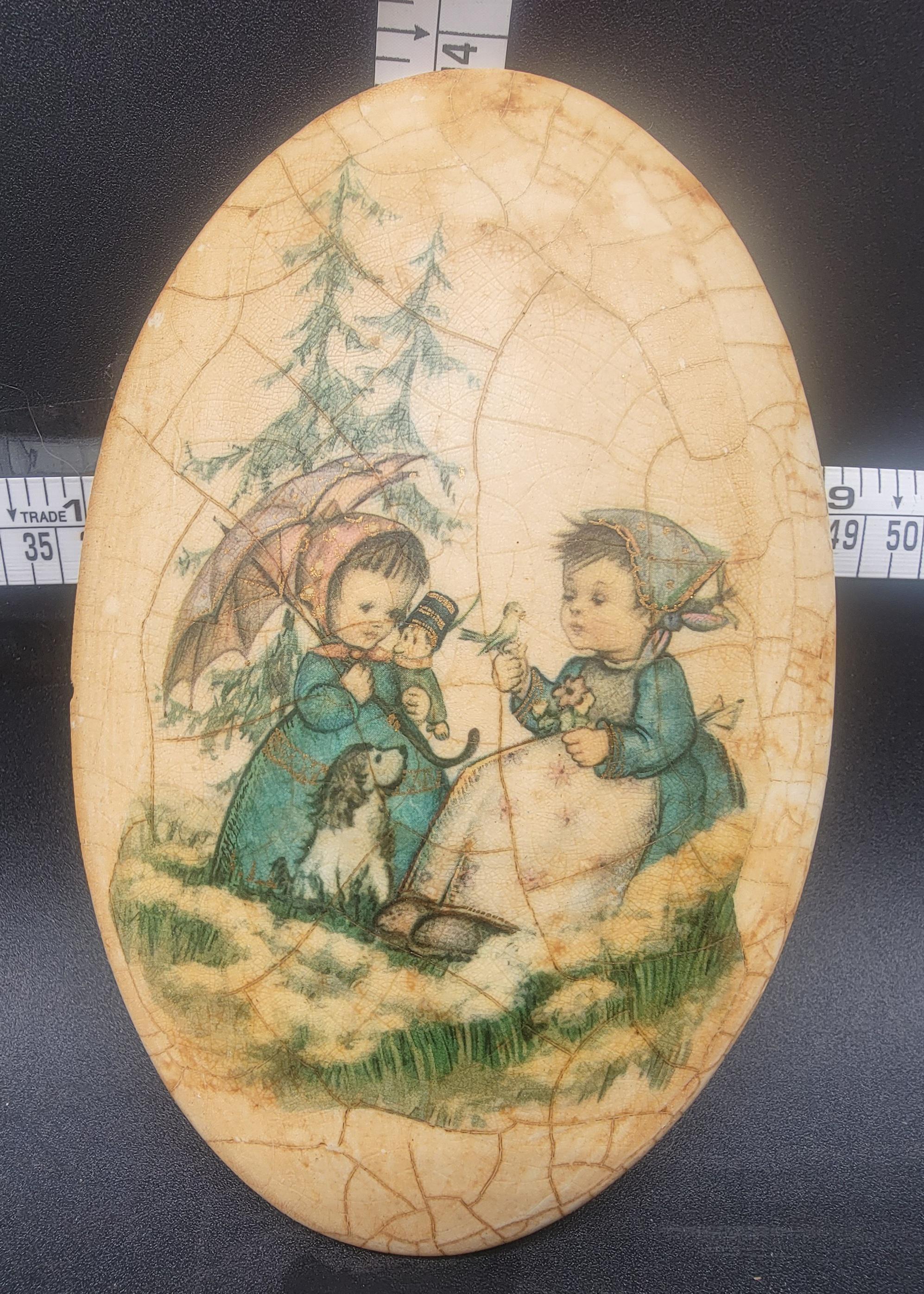 1970年代のヴィンテージ、ホリーホビースタイルの飾り板。2人の子供と