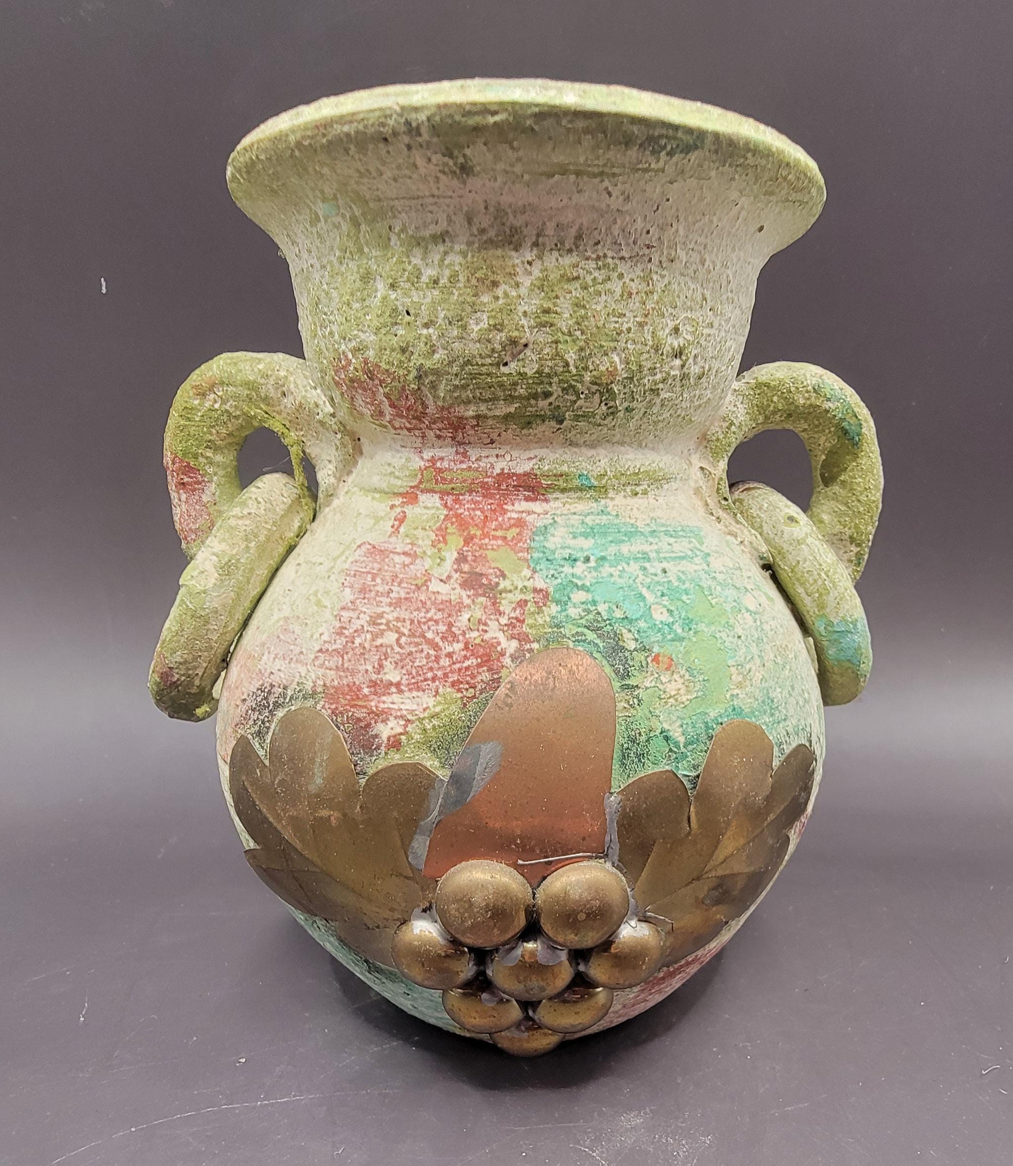 ヴィンテージ風ライトグリーン陶器の花瓶、取っ手2つと銅製の装飾付き