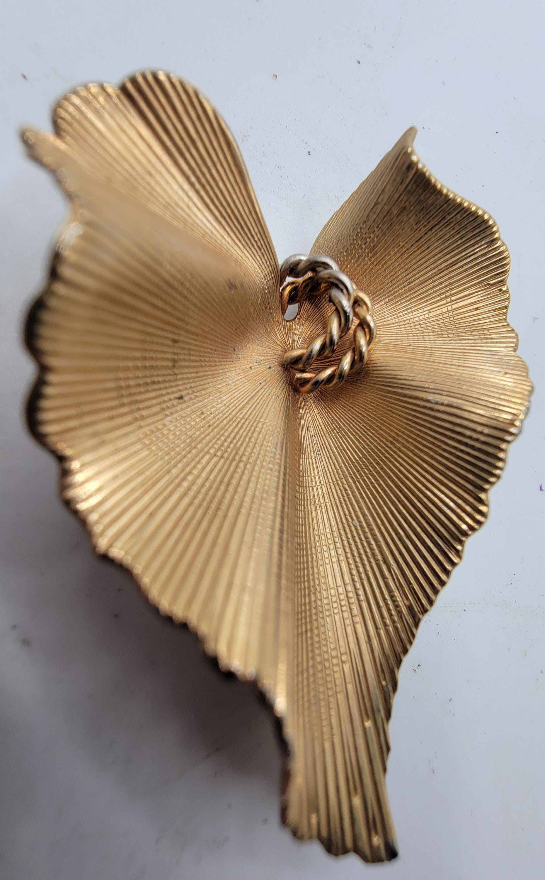 Broche Dorée En Forme De Feuille Signée Coro – Bijou Vintage