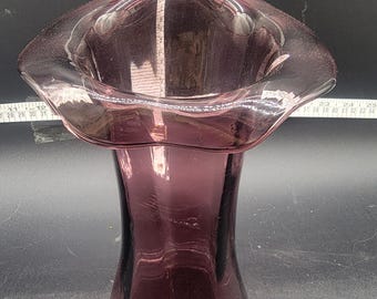 Wazon Jack in the Pulpit z lat 60., ręcznie dmuchany, w kolorze ametystu i fioletu, z falbaniastym rantem, 8 cali