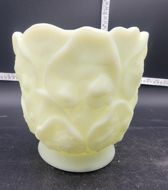 Vintage 1930s Fenton Custard Glass Uranium Vaseline Poppy Vase