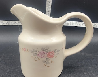 Jarra de crema de cerámica vintage Pfaltzgraff USA color blanco crema con estampado floral.