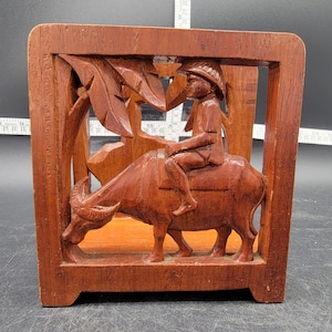 Servilletero o portacartas de madera vintage con forma de vaquero montando un toro