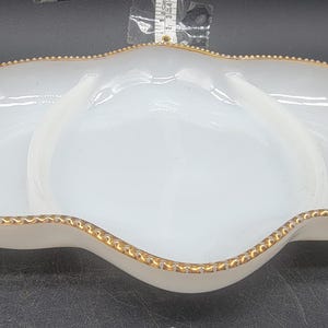 Plateau à relish Anchor Hocking Fire King vintage en verre de lait avec bordures dorées - 9 po.