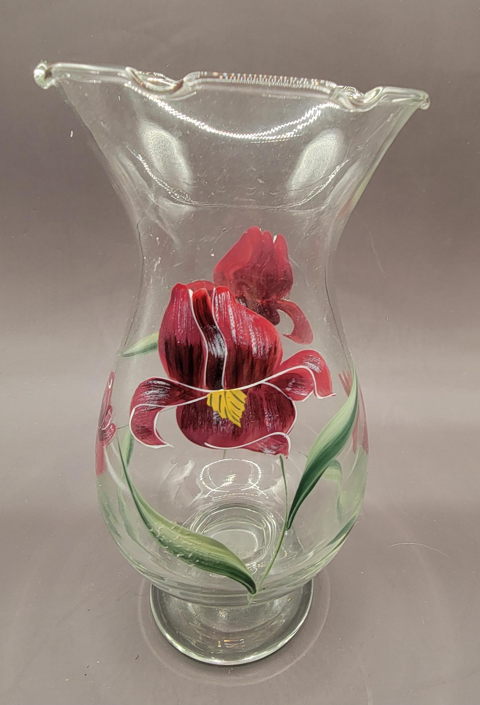 濃い栗色/紫色の花が描かれたヴィンテージの手描き透明ガラス花瓶