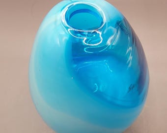 Petit vase en verre bleu tourbillonnant vintage soufflé à la main