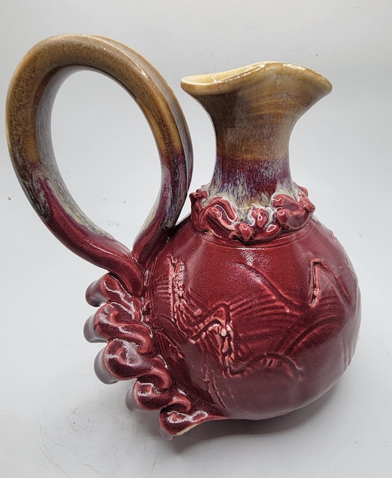 美味しそうな見た目のヴィンテージ風赤い陶器の花瓶（フリル模様入り 