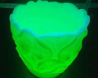 Vintage 1930s Fenton Custard Glass Uranium Vaseline Poppy Vase