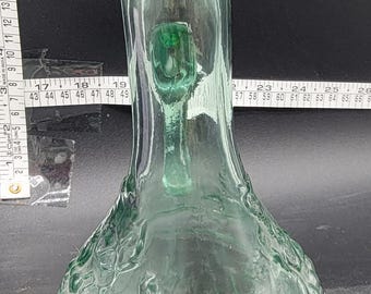 異なるデザインのヴィンテージ風グリーンエンボス加工ガラスボトル
