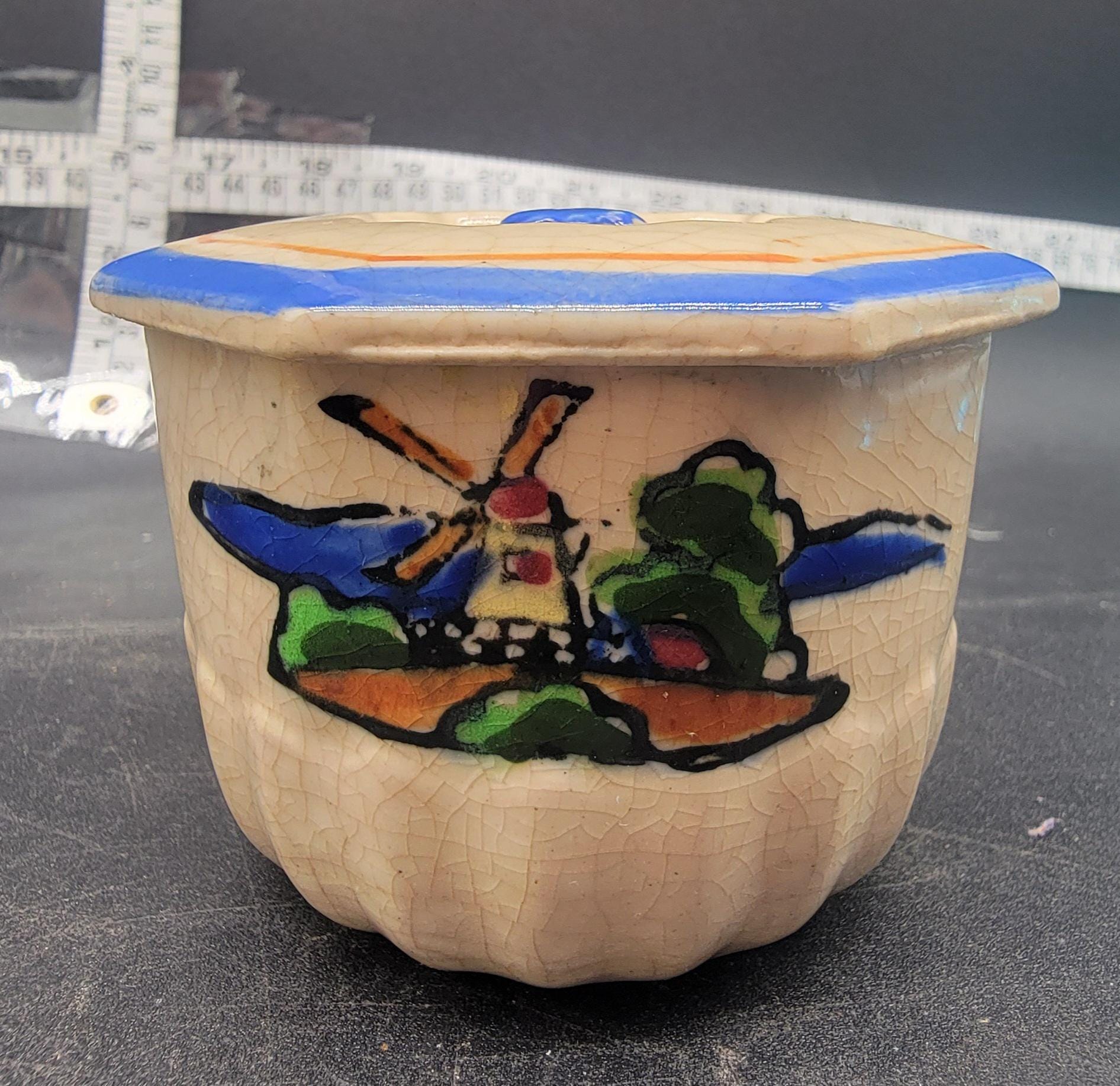 1940年代のヴィンテージ、手作り、手描き、蓋付き陶器ポット、風車の