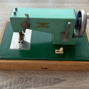 Vintage Kindernähmaschine 60er Jahre, Casige Spielzeugnähmaschine Grün Vtg Western Germany