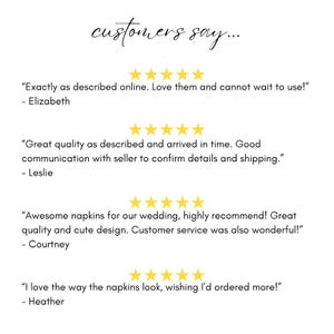 Op de afbeelding: Een grafische weergave met de titel customers say... met vier vijfsterrenrecensies. De tekst bevat getuigenissen van Elizabeth, Leslie, Courtney en Heather, waarin de productkwaliteit, het ontwerp en de klantenservice voor trouwservetten worden geprezen.