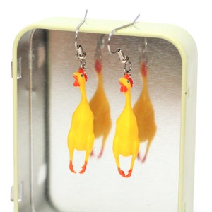 BOUCLES D'OREILLES DE POULET EN CAOUTCHOUC : Boucles d'oreilles en plastique super amusantes, réalistes, mignonnes et totalement uniques