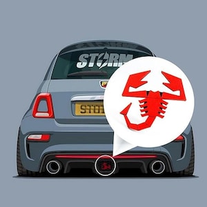 Op de afbeelding: Illustratie van een grijze auto met een rood schorpioenlogo. De auto heeft het woord "STORM" op de achterruit. De achterbumper van de auto heeft rode accenten en dubbele uitlaatpijpen. De nummerplaat luidt "ST01".