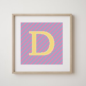 Letra D, patrón abecedario en punto de cruz, amarillo sobre rayas azules y rosas, monograma, decoración moderna, patrón PDF descargable