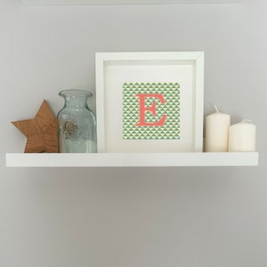 Letter E, cross stitch alphabet pattern, coral on green and yellow, monogram, modern decor, downloadable PDF pattern 画像 2